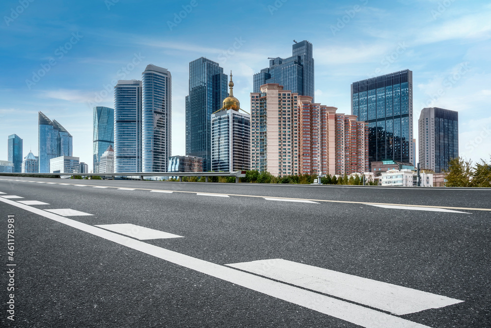 空旷的柏油路、城市天际线和建筑景观，中国。