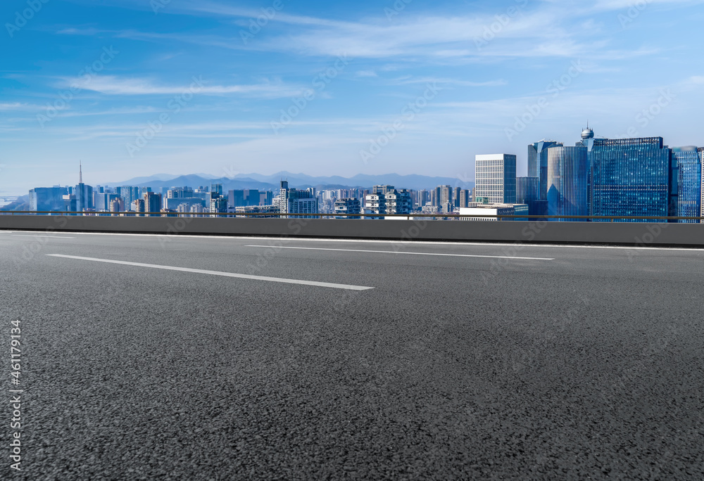 空旷的柏油路、城市天际线和建筑景观，中国。