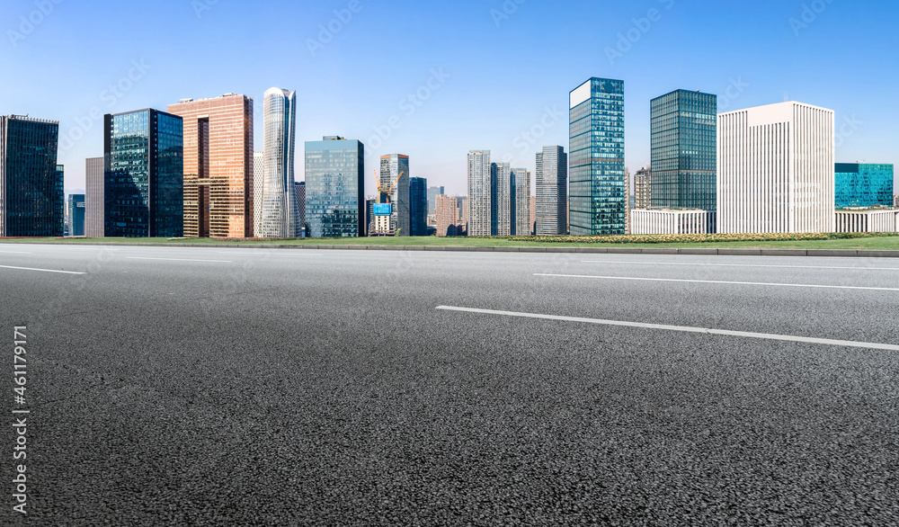 空旷的柏油路、城市天际线和建筑景观，中国。