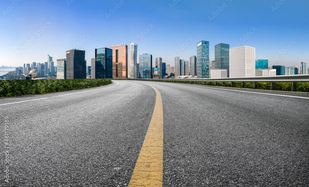 空旷的柏油路、城市天际线和建筑景观，中国。