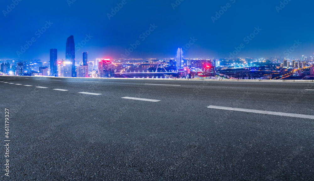 空旷的柏油路、城市天际线和建筑景观，中国。