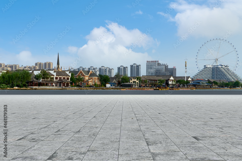 以城市天际线为背景的空砖地板