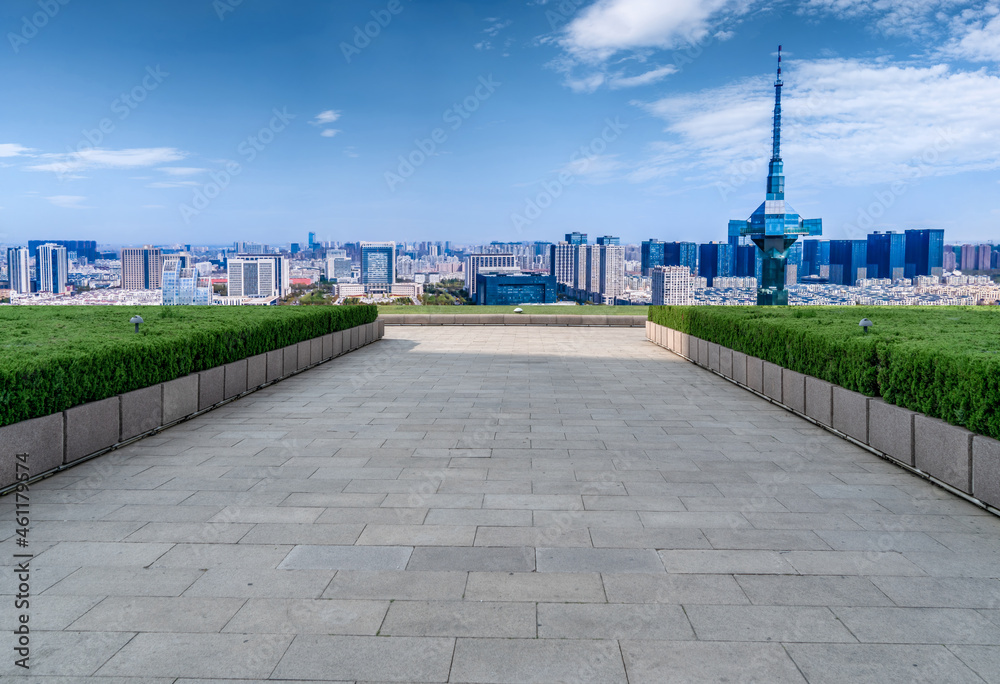 以城市天际线为背景的空砖地板