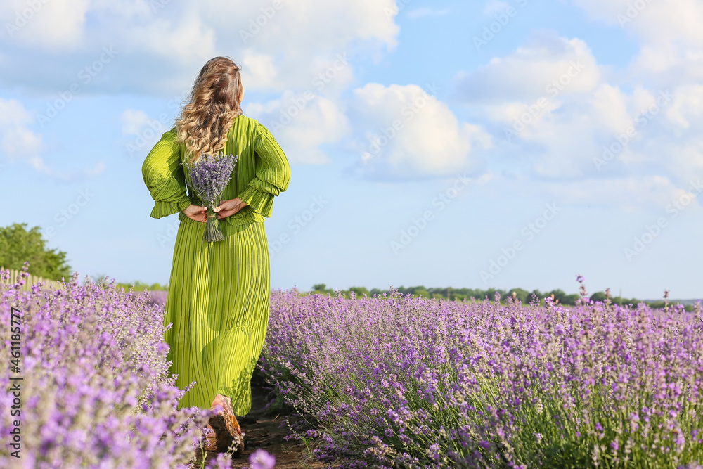 薰衣草地里美丽的年轻女人