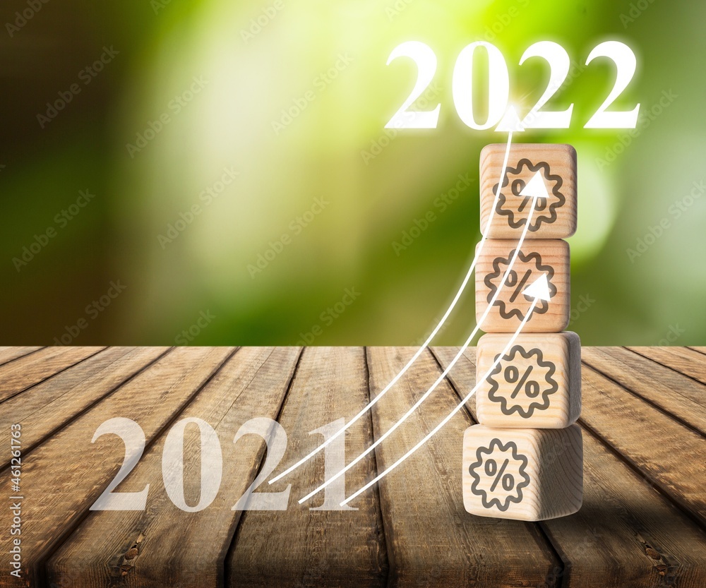 2021年至2022年d上带有百分比图标的木版图台阶上闪亮的向上箭头