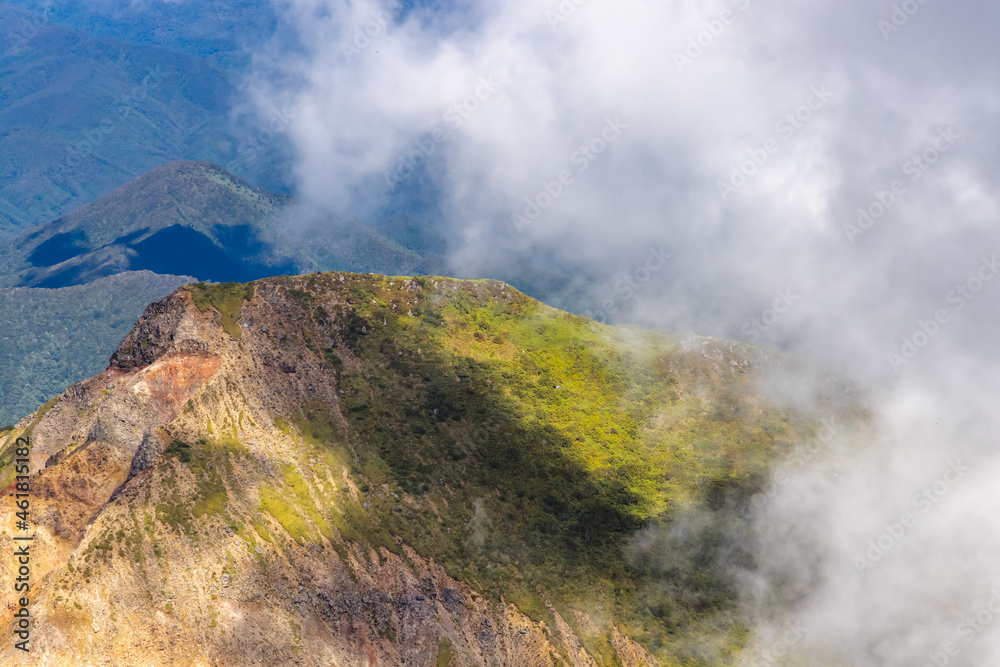 福島県の磐梯山山頂から見る流れる雲