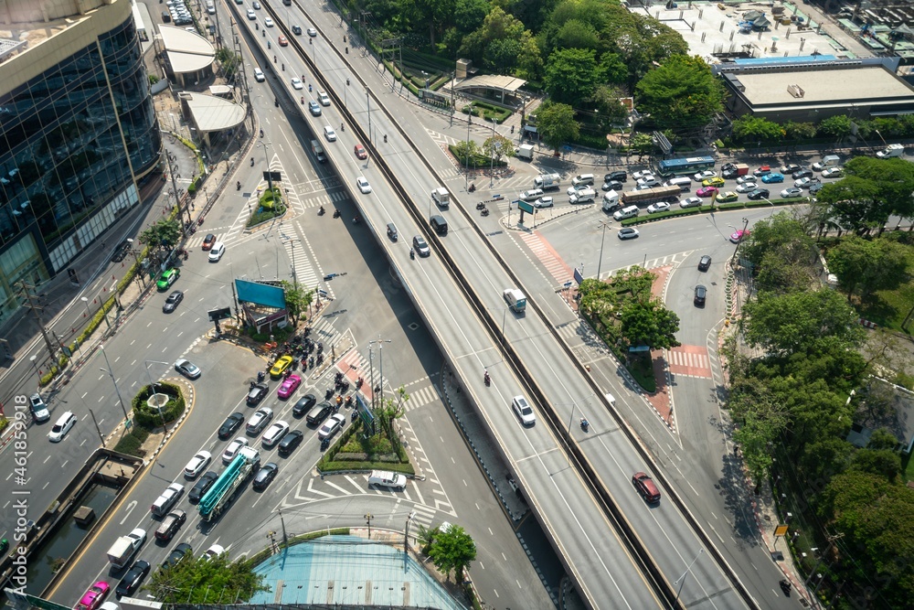 大都市市中心繁忙的公路交叉口。交通和基础设施概念。