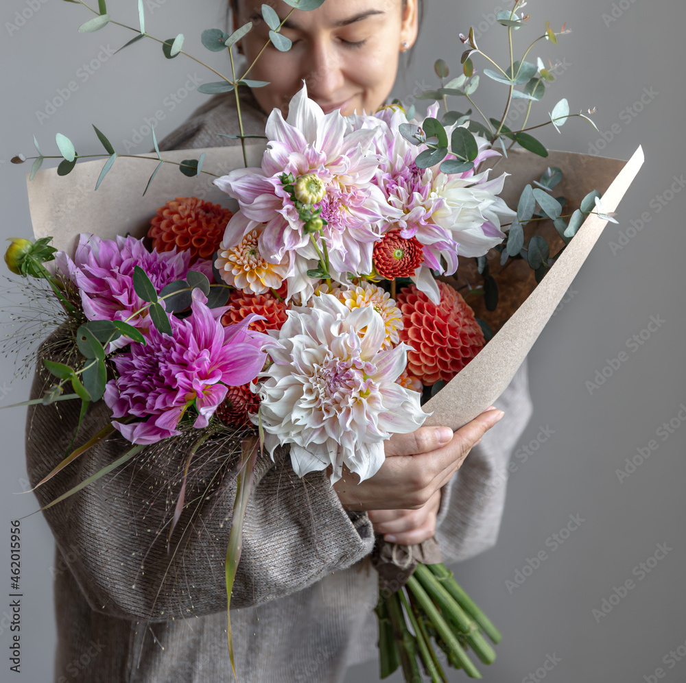 带着一大束菊花的年轻女人。