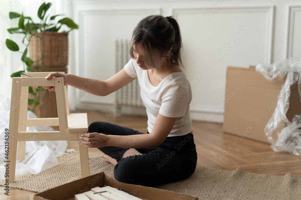 女人从头开始组装diy椅子