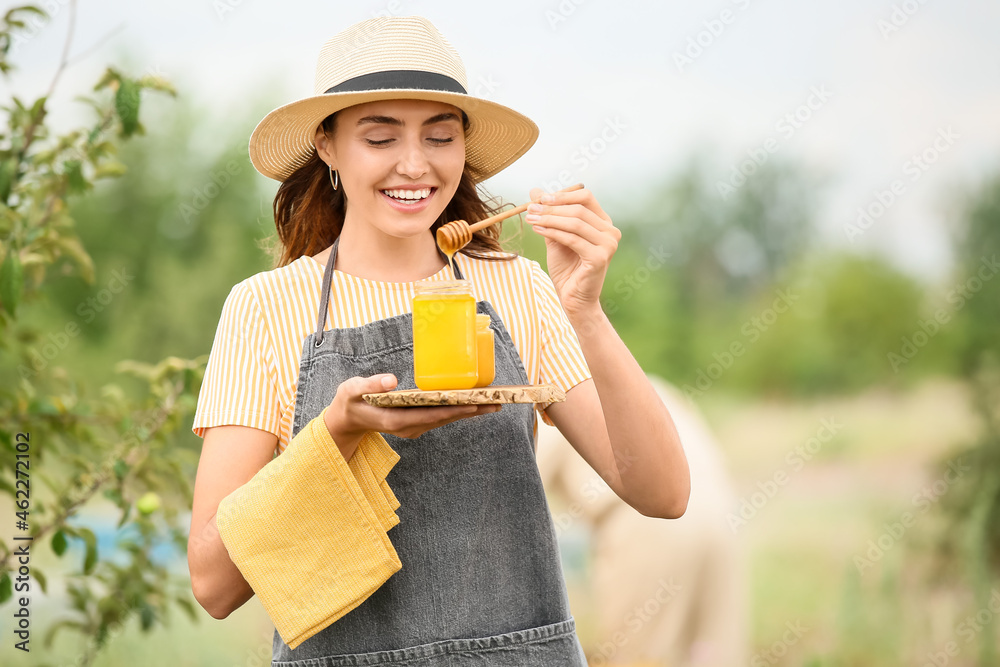 养蜂场带蜂蜜的女养蜂人