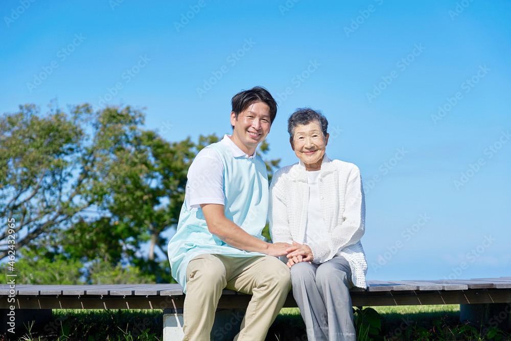 介護士と高齢者