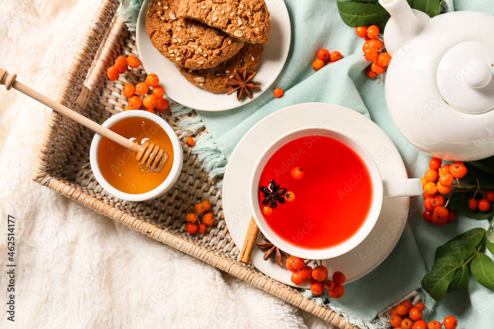 用一杯美味的罗望茶在浅色织物背景上构图，特写