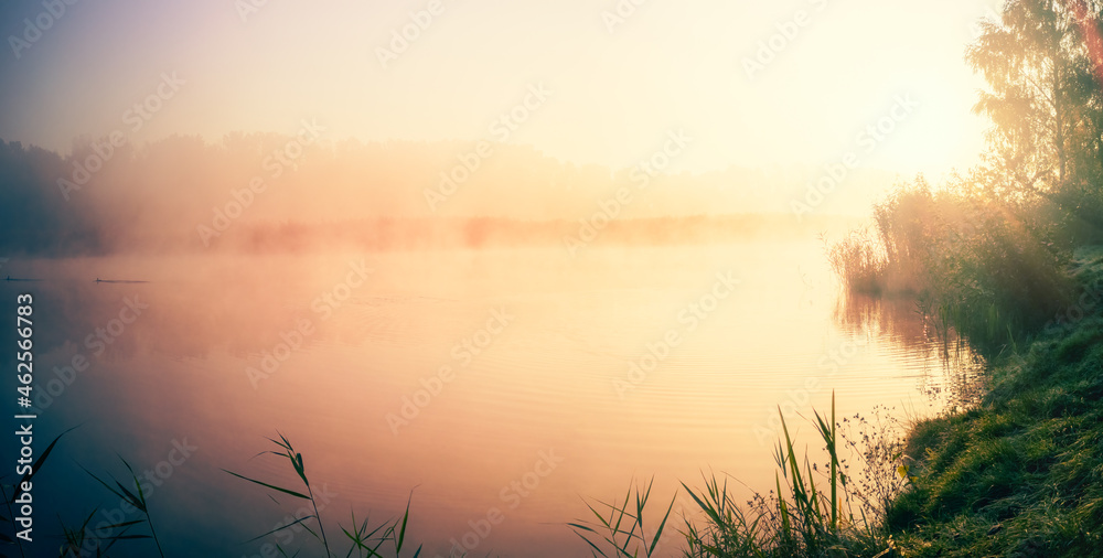 美丽的雾蒙蒙的秋天早晨在湖边（全景）