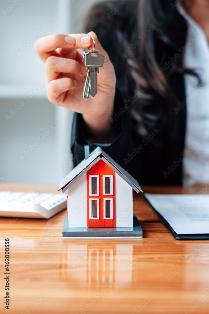 The insurance agent handed over the house key to the customer who agreed to buy the house after nego