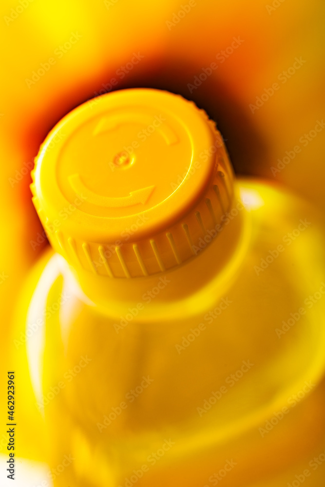 Detalle de la botella de aceite de girasol. Concepto de reciclaje de botellas de plástico y aceite d