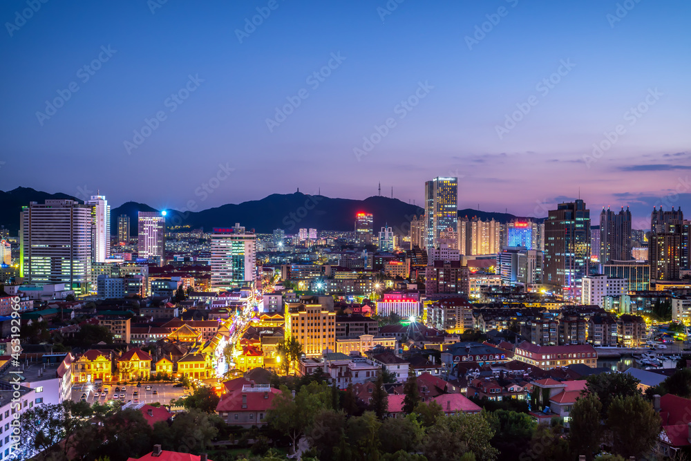 夜间航拍烟台城市建筑景观