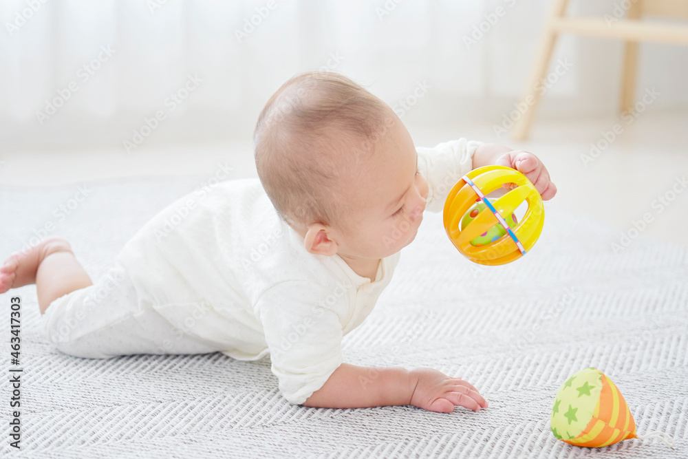 おもちゃで遊ぶ赤ちゃん　