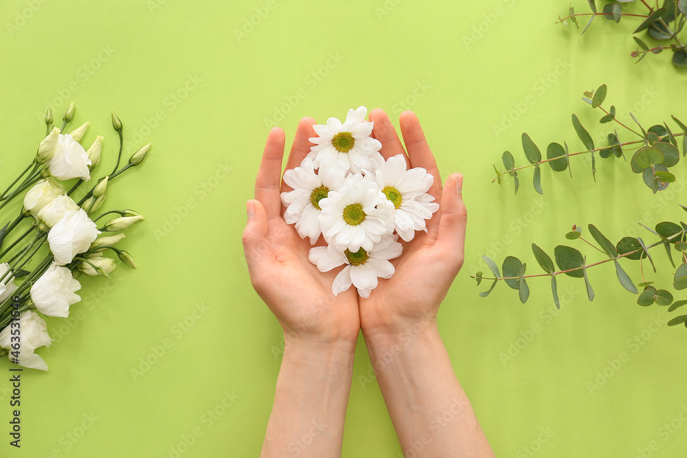 彩色背景上有花的女性手