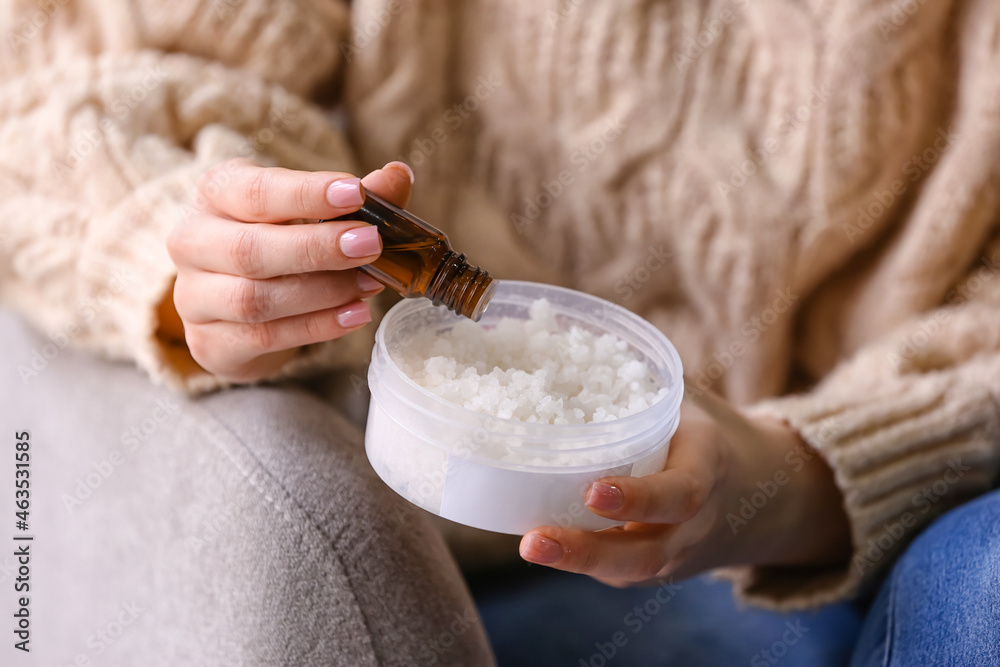 女人在家里往海盐里加精油