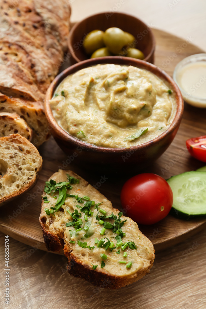 碗里有美味的baba ghanoush，木背景面包和蔬菜，特写