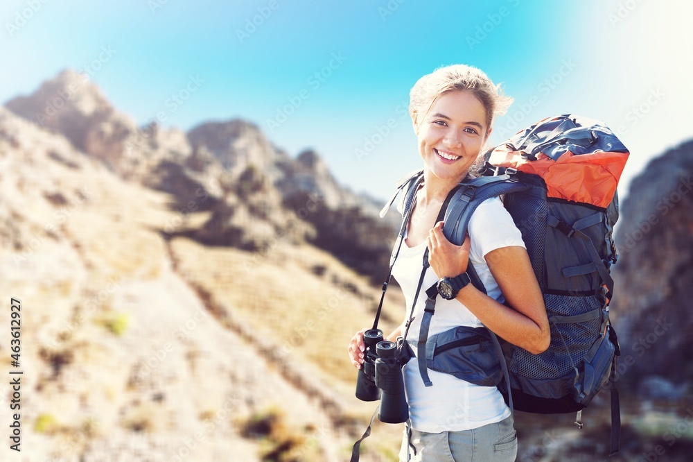 年轻的徒步旅行者背着背包在山林中徒步旅行，户外露营。