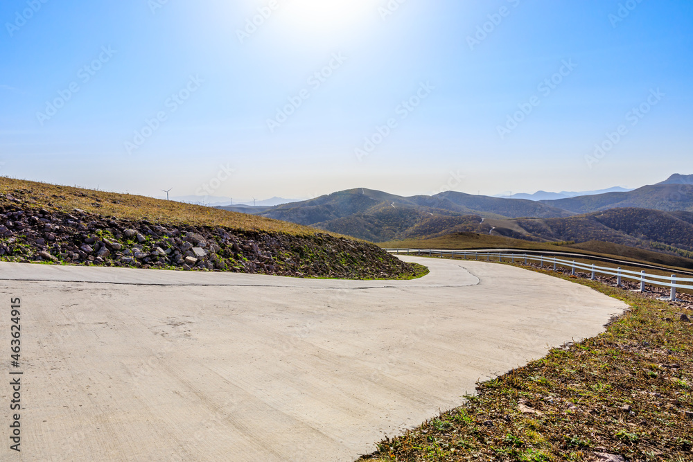 秋天的弯曲道路和山脉自然风光。道路和山脉背景。