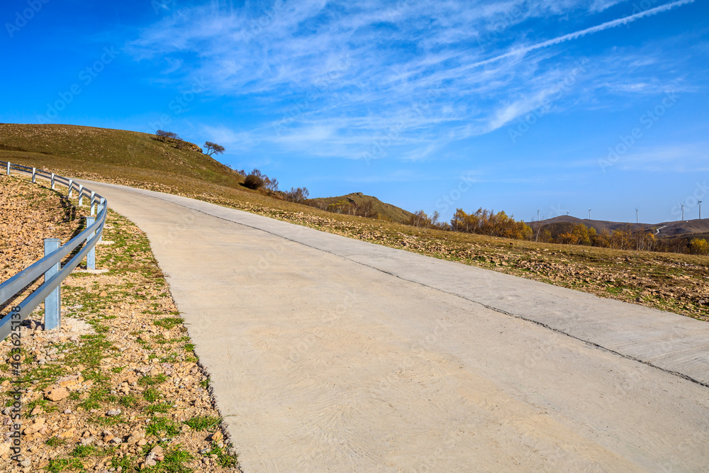 秋季空旷的道路和山脉自然景观。道路和山脉背景。