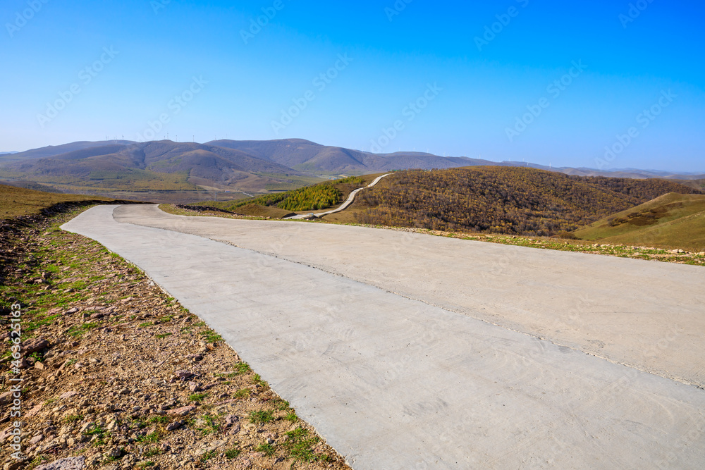 秋季空旷的道路和山脉自然景观。道路和山脉背景。