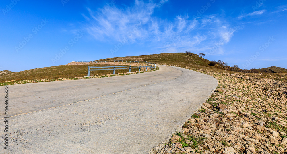 秋季的弯道和山地自然风光。道路和山地背景。