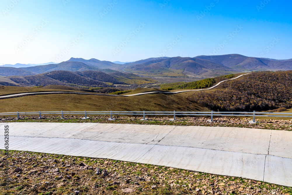 秋季空旷的道路和山脉自然景观。道路和山脉背景。