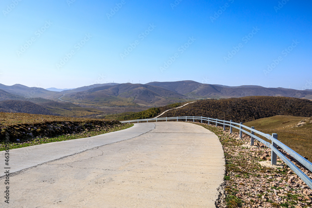 秋季的弯曲道路和山脉自然风光。道路和山脉背景。