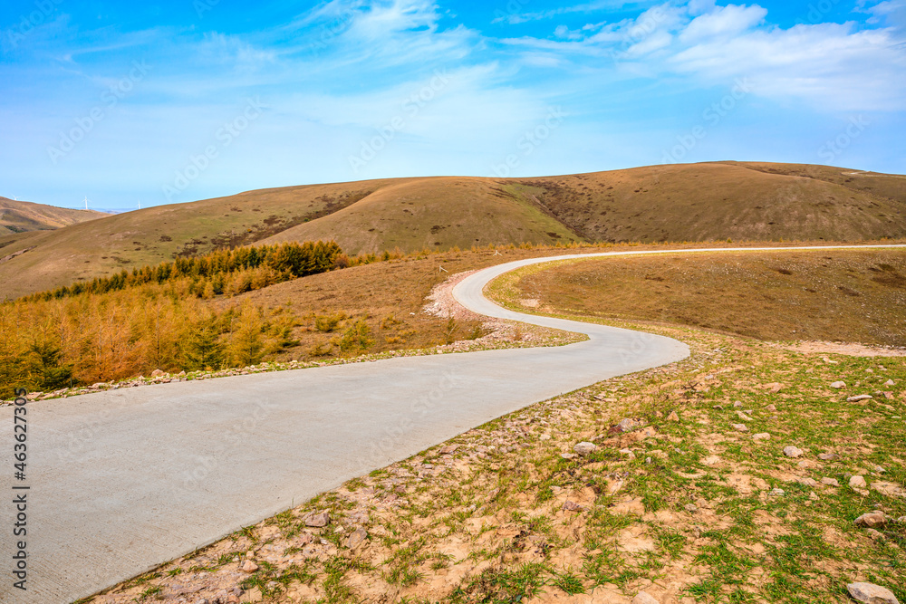 秋季的弯曲道路和山脉自然风光。道路和山脉背景。