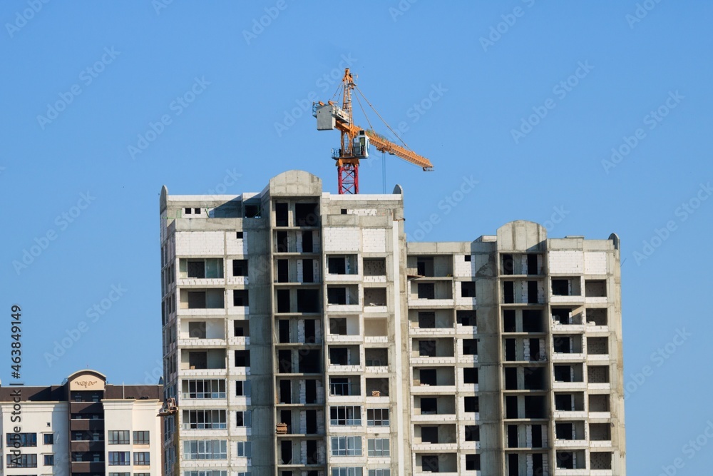 天空背景下的住宅建筑群