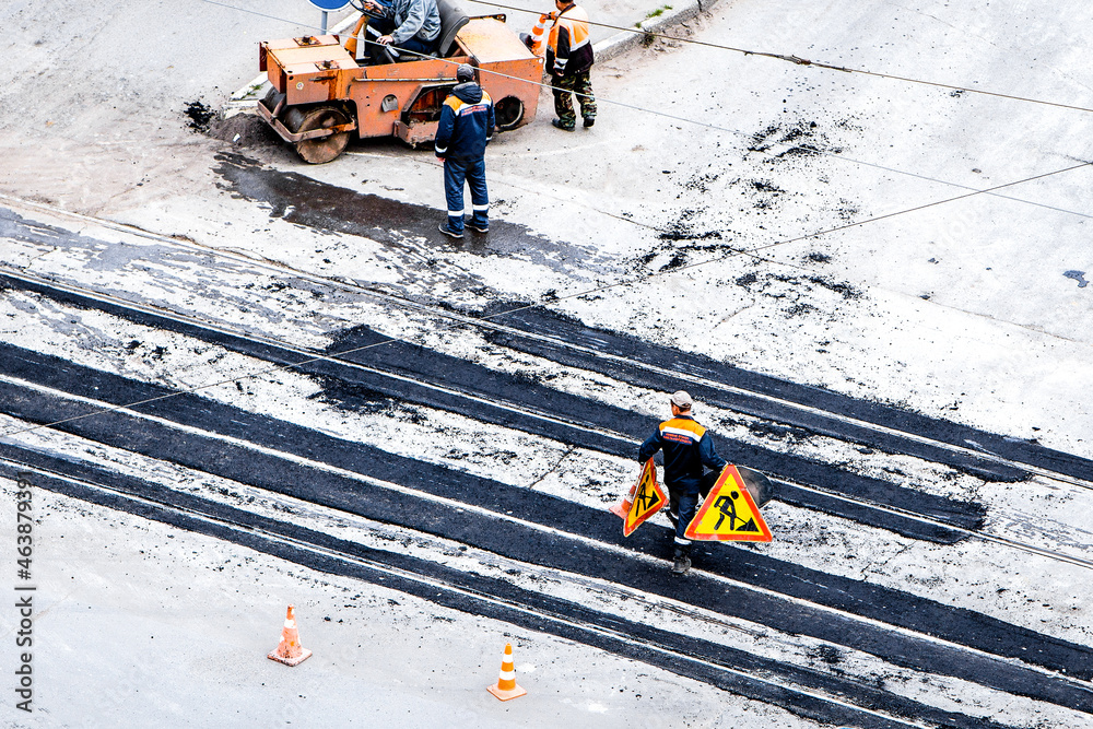 道路施工现场，工人俯视图