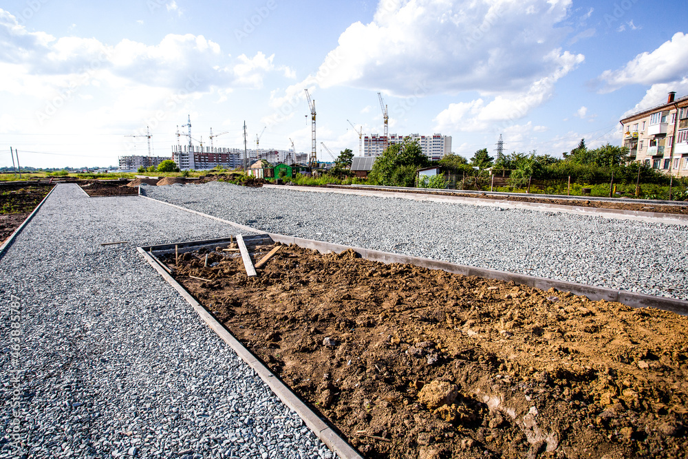 道路施工现场，石头和砾石