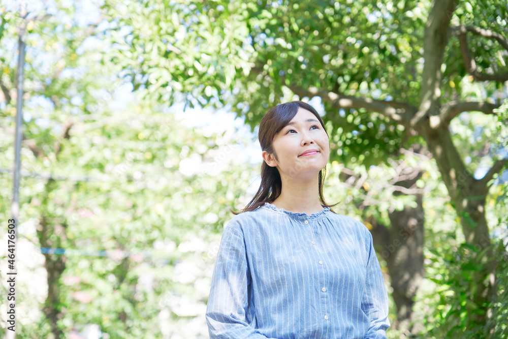 女性　屋外　ポートレート