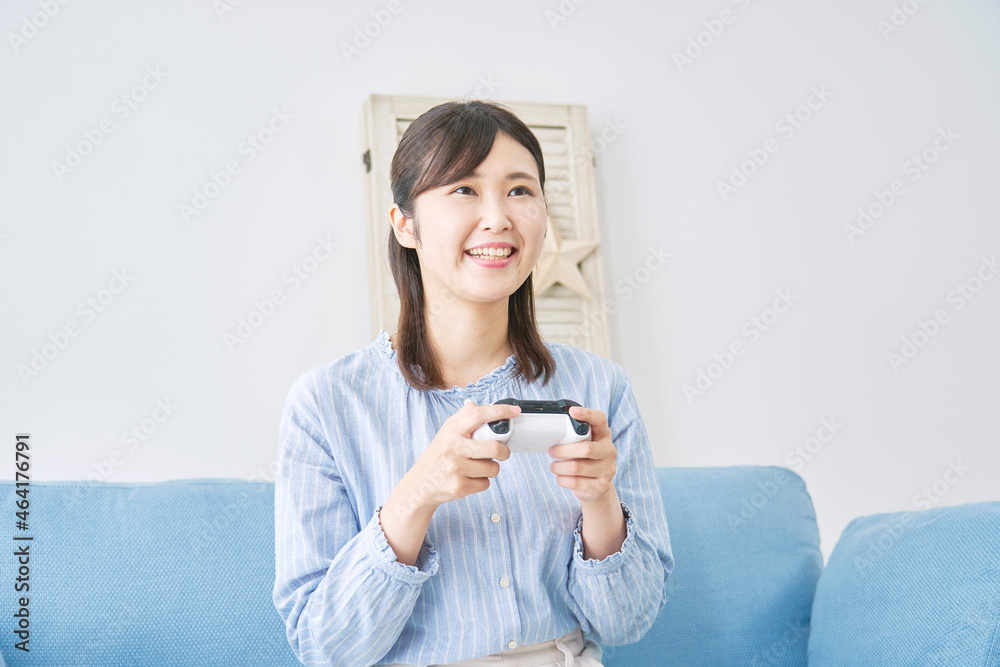 テレビゲームする女性