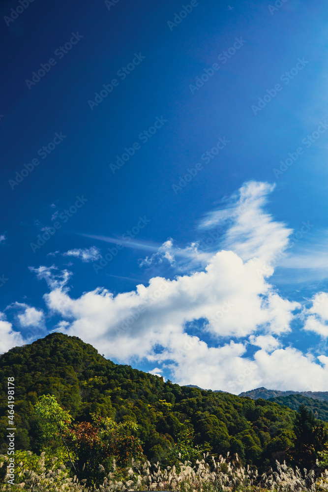 秋の空と山　自然風景　長野県小谷村