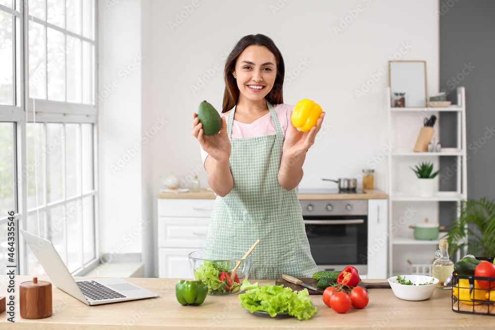 厨房里有健康蔬菜的年轻女性