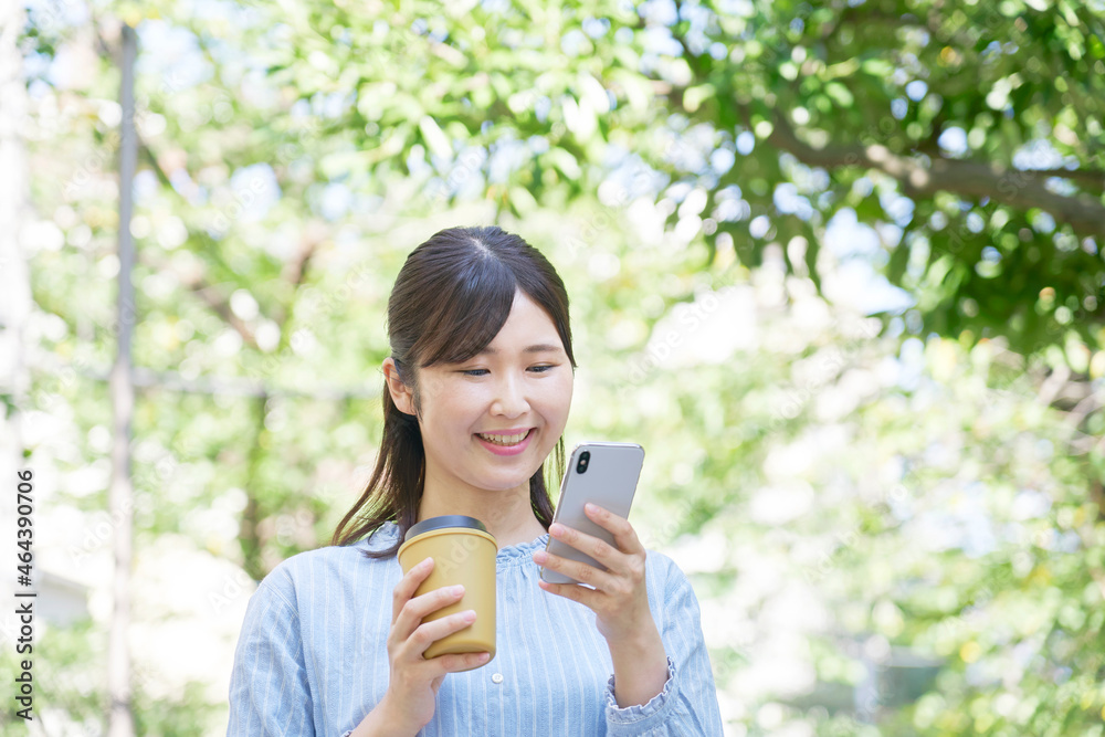 女性　屋外　スマホ