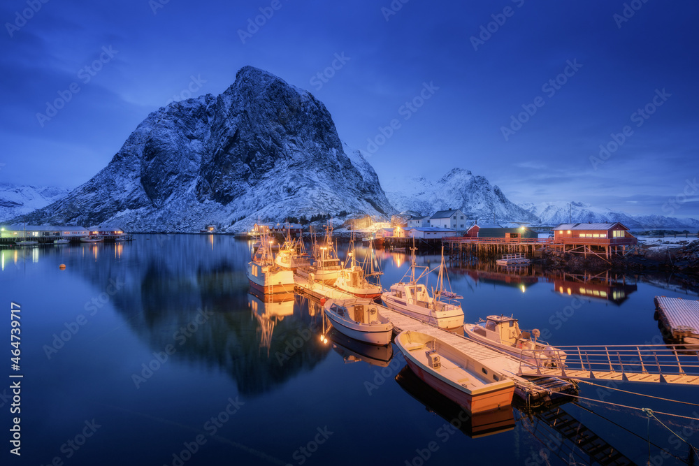 挪威罗弗敦群岛，夜晚有船的渔村。冬季风景，有房子，码头，il