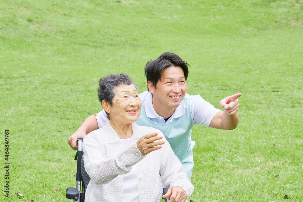 高齢者と介護士