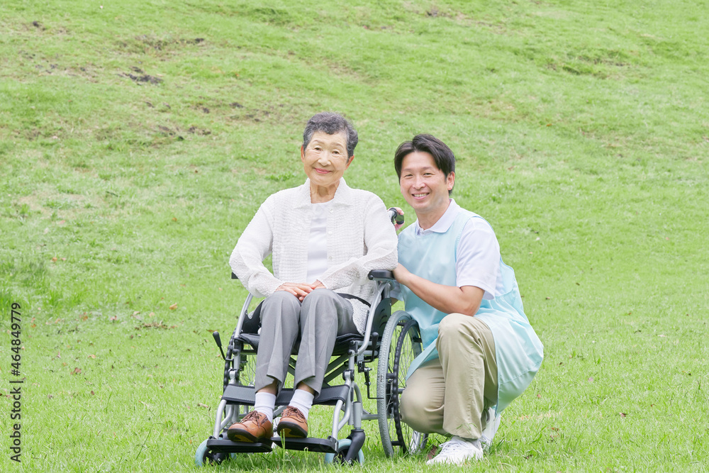 介護士と高齢者