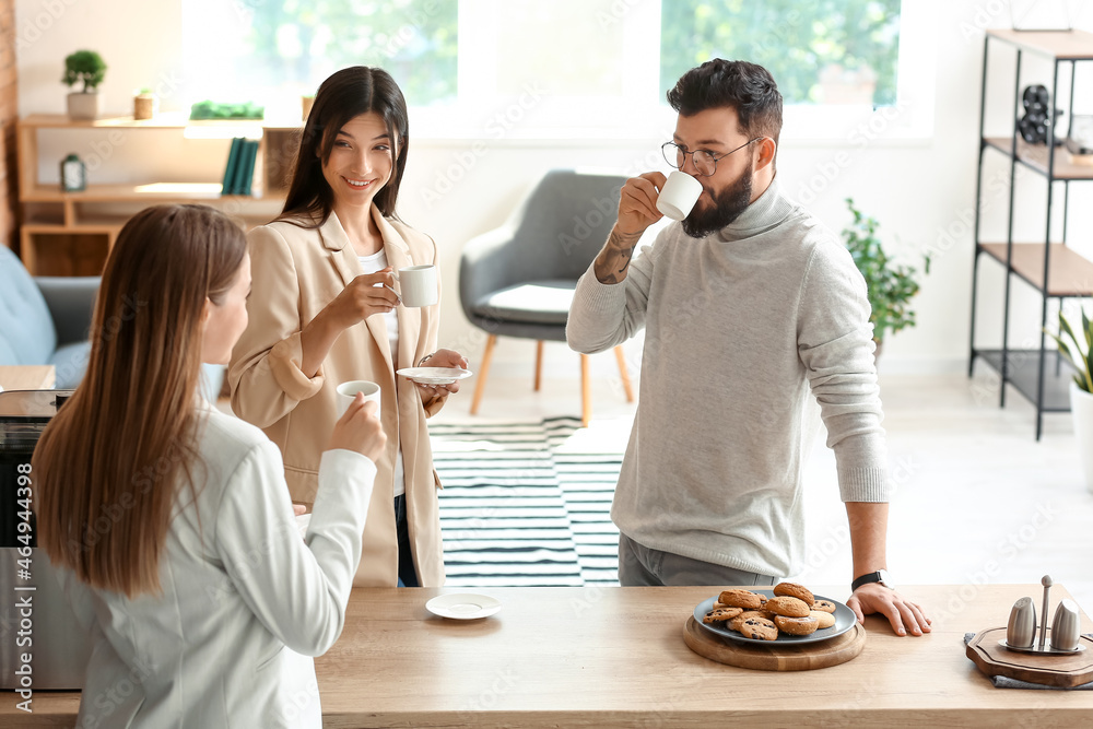 人们在办公室喝咖啡休息