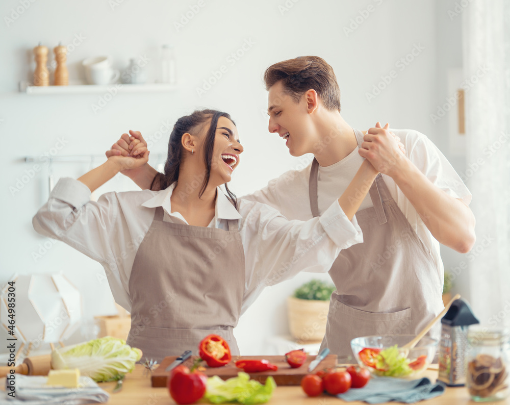 恩爱夫妻正在准备合适的饭菜