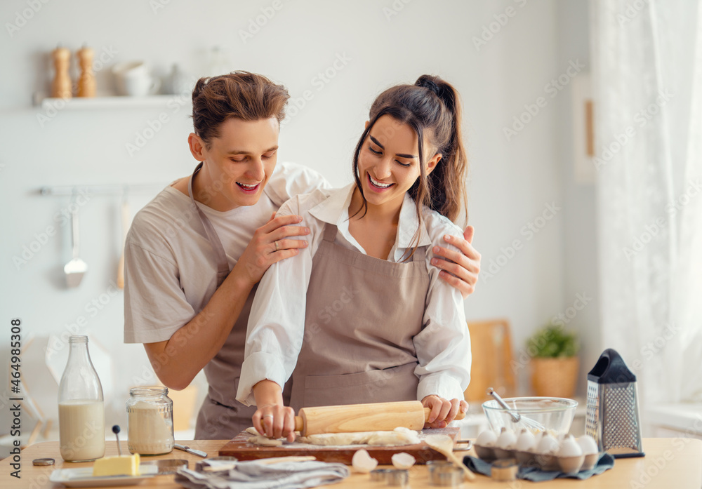 夫妇正在准备糕点