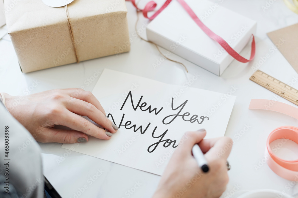 女人写新年贺卡