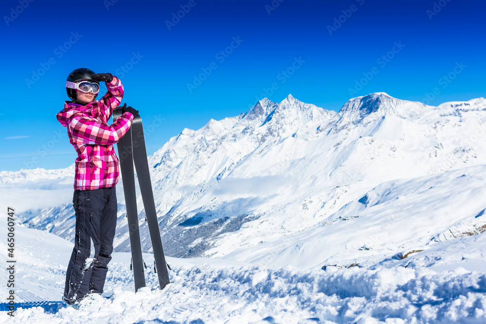 年轻的快乐女孩在雪山滑雪，享受冬季时光