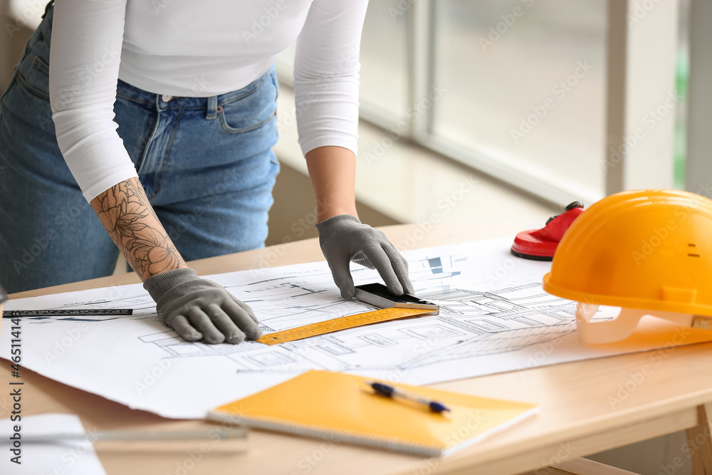 女建筑工人在办公室桌子旁，特写