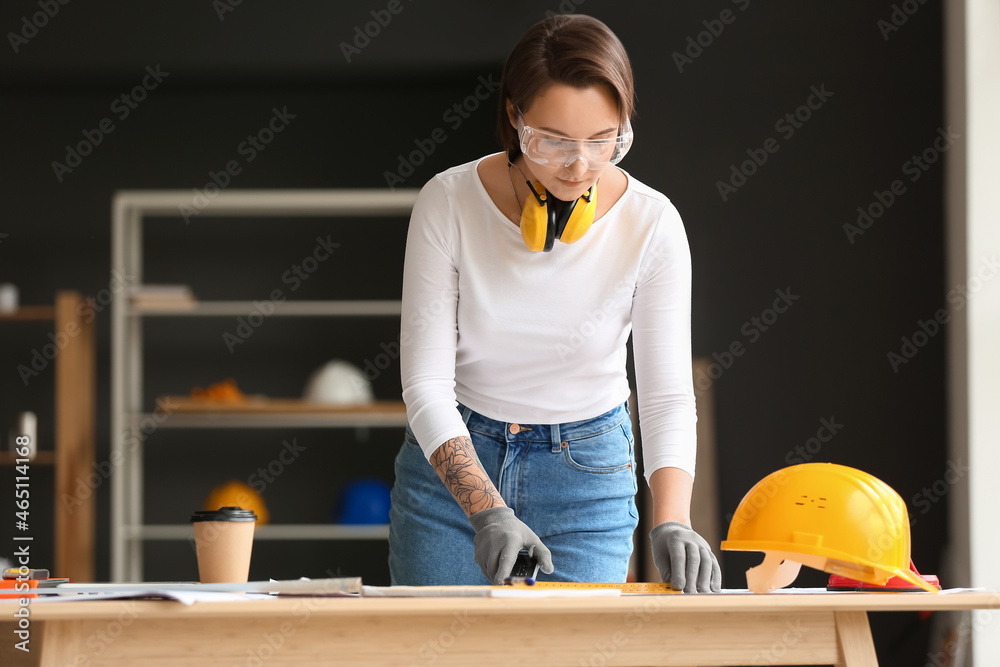 办公室餐桌上的女建筑工人